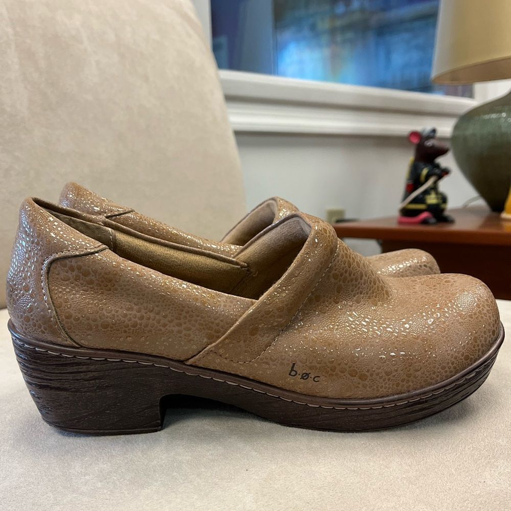 b.o.c. Tan Bubble Veggie Leather Clogs sz 9.5